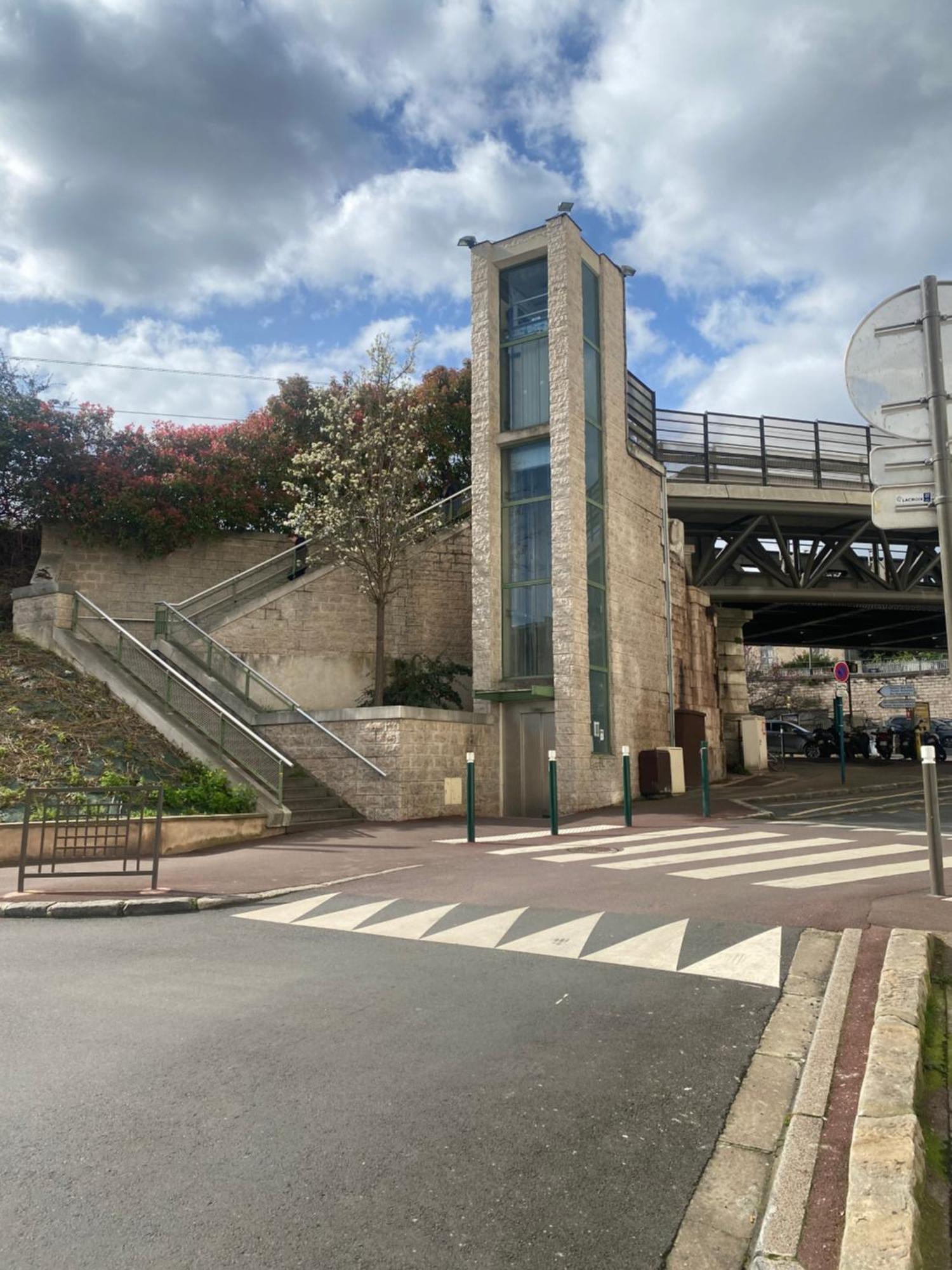 Emplacement Exceptionnel Et Rare Paris Suresnes Longchamp Extérieur photo